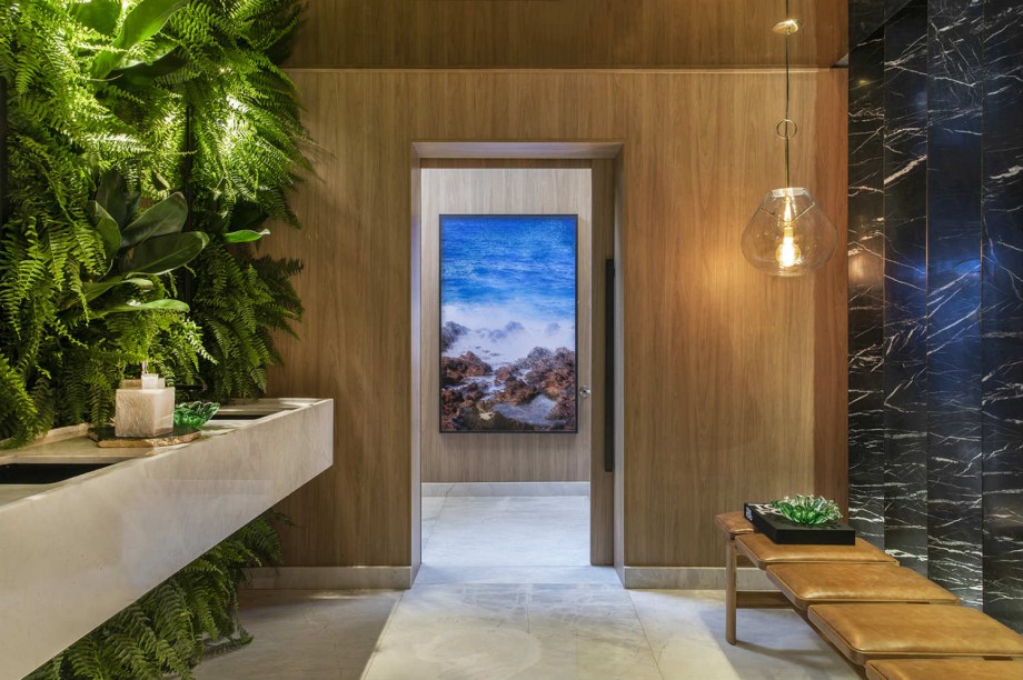 CASACOR Ribeirão Preto 2019. Banheiro Público Sensorial - Bruno Ortega. O banheiro de 20 m² ganha frescor com o jardim vertical e conforto com a suavidade da madeira.