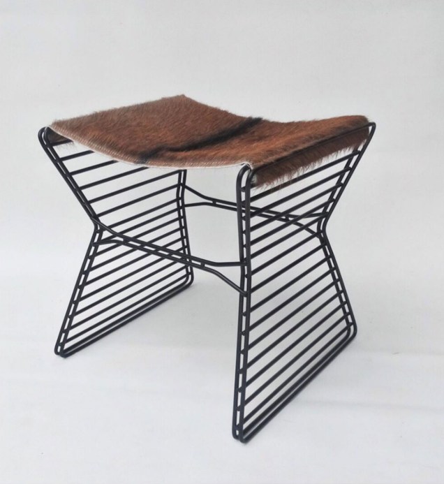 Mariana Betting e Roberto Hercowitz assinam a Arame, da Em Dois Design. A peça pode ser uma mesa ou banqueta, quando utiliza uma bandeja metálica ou um assento em pele ou lona na superfície.