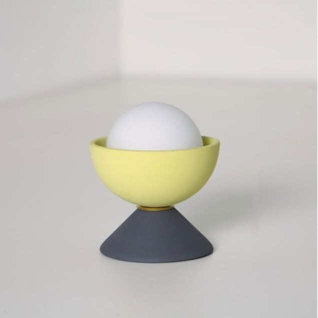 O designer Maurício D’Avila, da Geo Luz&Cerâmica, se inspirou nos brinquedos infantis para criar a luminária de mesa Don, em em cerâmica, vidro e latão.