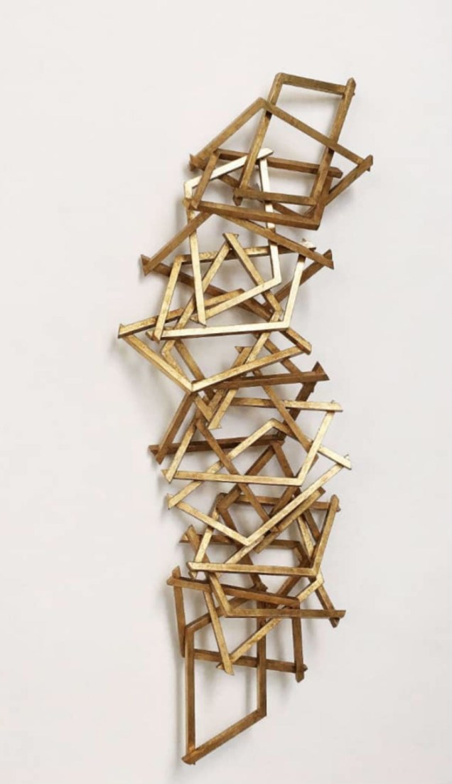 Mario Sergio Lopomo assina esculturas como esta, da série Ninho, com acabamento dourado envelhecidos. O artista está à frente do Studio Lopomo, um ateliê multidisciplinar que fomenta uma rede de artistas, artesãos e aprendizes, com foco na criação de peças únicas ou em tiragens limitadas.