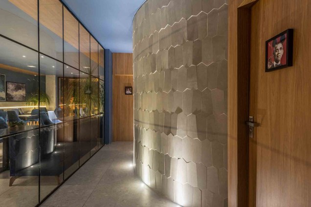 Leopoldo Rosado - Lavabos Funcionais. Com 130 m², o projeto reúne o espaço de convivência do bar e lavabos funcionais da mostra. Nos lavabos, a leveza do granulito associado aos cortes especiais em porcelanato criam beleza e funcionalidade