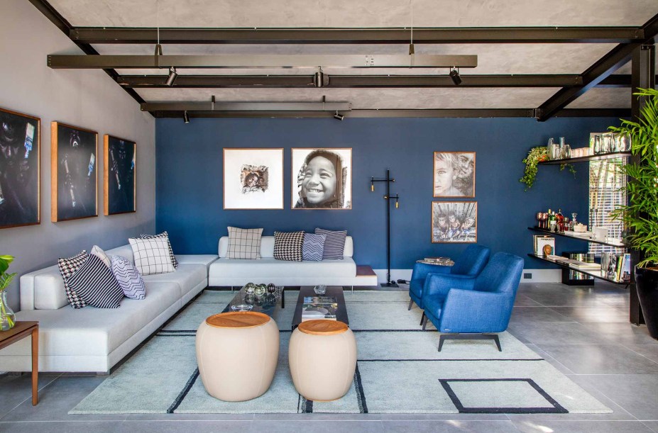 As fotos de Betto Gatti ganham as paredes da Casa do Bem, de Jorge Delmas, em uma disposição que se assemelha à galeria de arte. O azul profundo conquista logo o olhar, no loft contemporâneo que toma cuidado com os excessos.