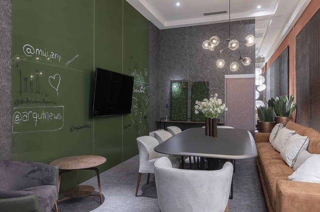 Meet & Greet Spot - MW Arquitetura. Idealizado com um conceito híbrido de sala de jantares executivos e reuniões informais, o espaço visa o bem estar e o conforto dos usuários. O mobiliário garante o conforto necessário para esses encontros, como as poltronas Bloom e Virtus.
