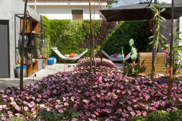 Mauro Contesini criou para a mostra em São Paulo o Jardim da Passarela, que convida ao passeio e ao descanso. O canteiro é desenhado pelo rosado das sunpatiens – flor popularmente chamada de maria-sem-vergonha.