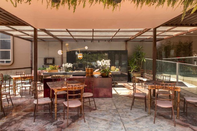 No Drink Bar de Márcia Abreu para a CASACOR Espírito Santo, a cor blush e vários tons de rosa dominam do piso ao mobiliário. No balcão, a Orquídea Phalaenopsis rouba a cena.