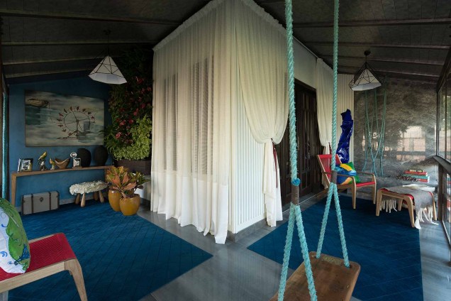 Na mostra em Balneário Camboriú, Larissa Palma Dias monta um jardim vertical, lareira e balanço para compor a Varanda do Lago de 12 m². O ambiente valoriza a relação com a natureza. O azul profundo faz um contraste com os tons quentes dos crótons.