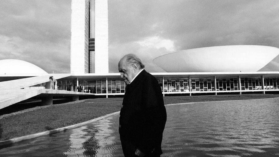 As marcantes obras arquitetônicas de Oscar Niemeyer são a identidade do seu trabalho, que também passou pelo design. O arquiteto, que teria completado 112 anos no último 15 de dezembro, acreditava que o mobiliário da época desvalorizava a arquitetura.