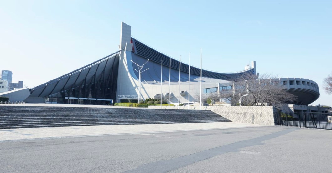 O Estádio Nacional de Yoyogi data de 1964, quando Tóquio sediou pela primeira vez os Jogos Olímpicos. A arena, que  foi construída para sediar competições de basquete e esportes de água, é famosa pelo design de seu teto suspenso, projetado por Kenzo Tange. Desta vez será palco do handebol, badminton e rugby em cadeira de rodas.