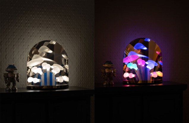 Peça de estreia do designer holandês Ward Wijnant, que desenhou uma luminária de mesa que brilha em luzes coloridas durante a noite. Contemporânea, a chamada Space Time Lamp é a pefeita companhia para estes tempos não-convenciais.