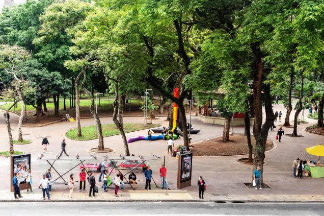 Projeto mais recente do Estúdio Guto Requena, ‘Meu coração bate como o seu’ é um híbrido entre mobiliário público urbano e escultura. Localizado na Praça da República, em São Paulo, a instalação ativista é um tributo à comunidade LGBTI+ no Brasil.<div id="gtx-trans" style="position:absolute;left:-261px;top:-9.78819px;"><div class="gtx-trans-icon"></div></div>