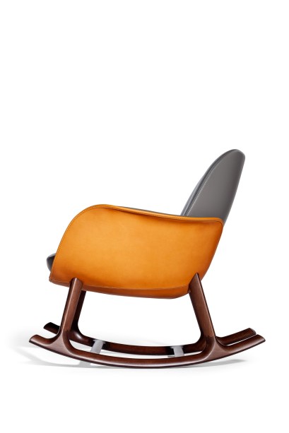 Relançada esse ano a cadeira de balanço, de Martha de Roberto Lazzeroni, apresenta uma concha em couro natural de selaria.