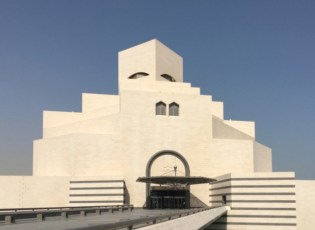 Museu de Arte Islâmica - I.M. Pe - Qatar. Projetado pelo arquiteto vencedor do prêmio Pritzker, I.M. Pei, o Museu de Arte Islâmica fica em uma península à beira-mar de Doha e é composto por um edifício principal de 5 andares com uma ala educacional adjacente conectada por um grande pátio central.