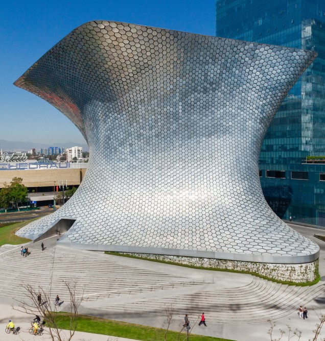 Soumaya Museum - Fernando Romero - México. Fundado por Carlos Slim, o Museo Soumaya, na Cidade do México, foi inaugurado originalmente em 1994 e possui uma vasta gama de arte do México e da Europa. Também é conhecido por ter os maiores elencos de esculturas de Rodin fora da França.