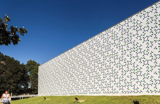 Auditório da Fiocruz Brasilia. Painel criado pelo artista para homenagear o centenário do arquiteto Oscar Niemeyer, ocorrido em 15 de dezembro de 2007.