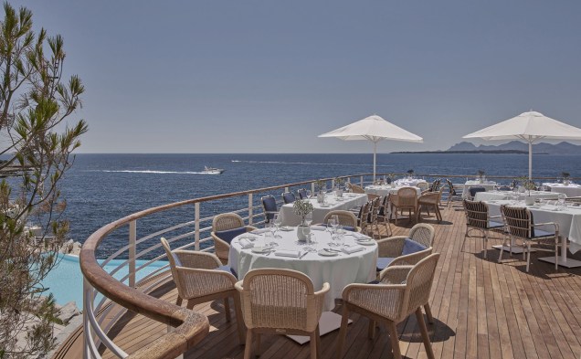 O restaurante Eden-Roc Grill, com vista para o mar mediterrâneo.