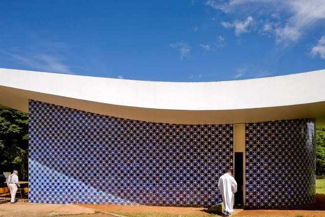 Painel de azulejos da Igrejinha Nossa Senhora de Fátima. A Igrejinha Nossa Senhora de Fátima foi o primeiro templo de alvenaria inaugurado em Brasília, em 1958. Projetada por Oscar Niemeyer, foi também a primeira obra de Athos Bulcão para a capital.
