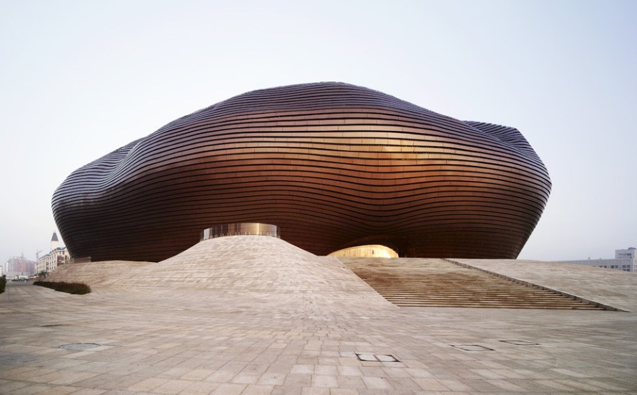 Ordos Museum - MAD Architects - China. A MAD Architects é uma empresa de design arquitetônico com sede em Pequim, China, com escritórios em Los Angeles, Nova York e Roma. Atualmente, a MAD Architects é liderada por Ma Yansong, Dang Qun e Yosuke Hayano.