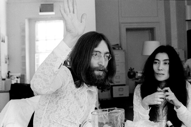 Luiz Garrido- “John Lennon & Yoko Ono at Savile Row” (1969), série Honeymoon for Peace - Carcará Photo Art.