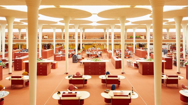 Interior do edifício Johnson Wax de Frank Lloyd Wright, com as colunas em formato de vitórias-régias.