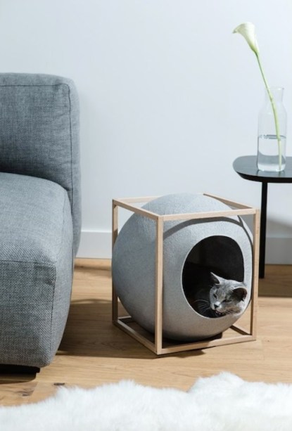 “O Cubo” é uma peça de design escultural da Meyou Paris. Trata-se de uma esfera de lã trançada perfeita para os gatos se aconchegarem e também arranharem. O objetivo é conciliar o conforto dos pets com a decoração para a casa.