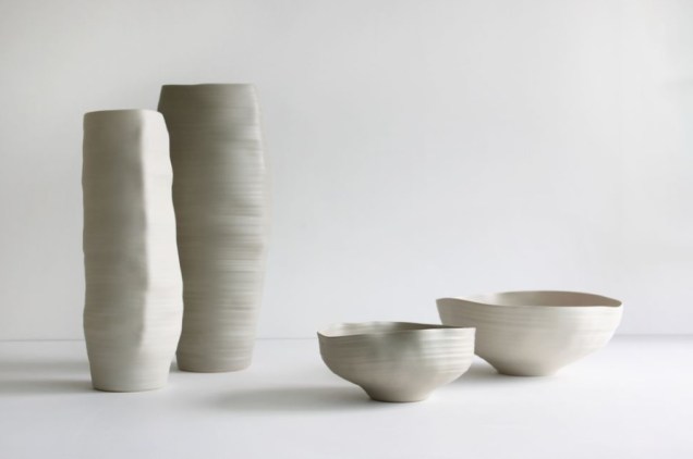 Rina Menardi cria peças em argila e cerâmica desde a década de 1980. Com linhas simples, orgânicas e puras, suas peças são uma fusão entre o artesanato, arte, design e funcionalidade.