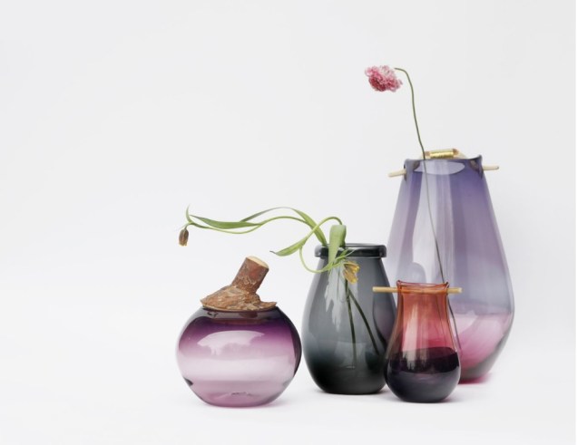 Os vasos da coleção HEIKI - assinados pela designer Pia Wüstenberg para a Utopia & Utility - são soprados à mão e possuem detalhes orgânicos na tampa e ou alças feitos de madeira. A parte de vidro é feita na Inglaterra e a madeira é esculpida na Alemanha.