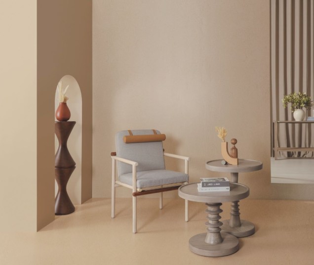 A estrutura de madeira da cadeira Kio - coleção Hygge da marca Albero - reflete o equilíbrio que inspirou a peça. Ela conta com um encosto de couro acoplável e pode ser utilizada tanto em ambientes internos quanto externos.