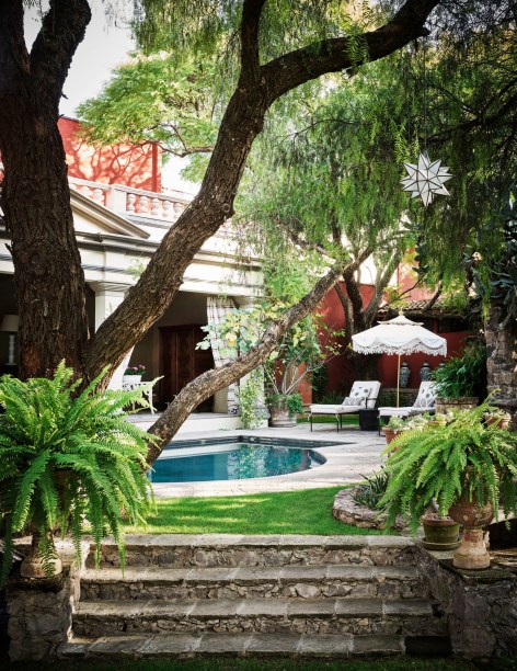 Esta piscina fica em San Miguel de Allende, no México. Ela pertence à designer Michelle Nussbaumer e é produto de um grande esforço de restauração. Pingentes em forma de estrela e samambaias criam uma atmosfera romântica mas também melancólica.