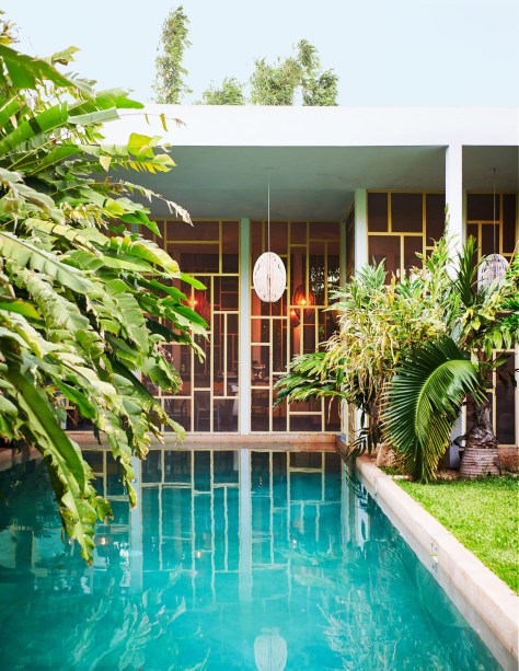Cercada por jardins exuberantes, esta piscina pertence ao artista Jorge Pardo e fica em Mérida, México. No projeto, o exterior é tão fundamental quanto o exterior, portanto, é possível acessar a piscina pela própria sala.