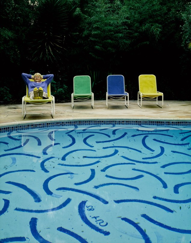Quando se trata de representações pictóricas de piscinas, é quase impossível evitar a menção ao grande artista britânico David Hockney. Para sua edição de abril de 1983, Architectural Digest visitou a casa do pintor, que é famosa por ter não apenas uma piscina, mas um piso de piscina pintado pelo próprio artista.