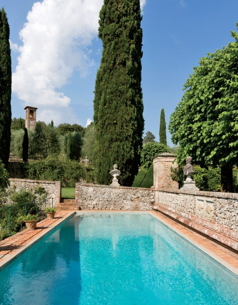 Esta piscina fica na suntuosa Villa Cetinale, uma propriedade na Toscana do século 17. Ela é cercada por paredes de pedra e conta com uma vista de tirar o fôlego para uma paisagem idílica da Itália central.