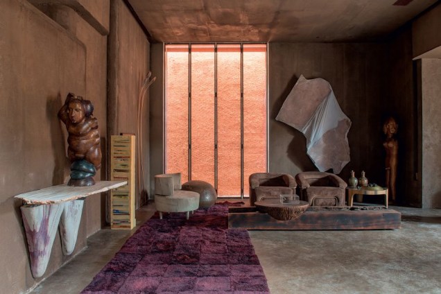 CASACOR São Paulo. Casa Sumê | Espaço Conectado LG - Gustavo Neves. O arquiteto é conhecido por seu estilo cru, visceral, que utiliza materiais como palha, couro e pedras. A atmosfera bruta é sem dúvidas rústica, mas de uma forma inesperada.