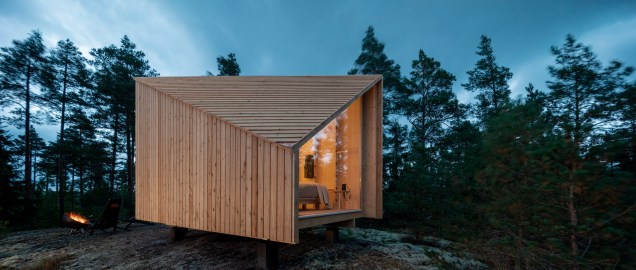 A cabana pré-fabricada do Studio Puisto tem a intenção de ser um refúgio remoto, oferecendo às pessoas em quarentena um espaço de descompressão em meio à natureza.