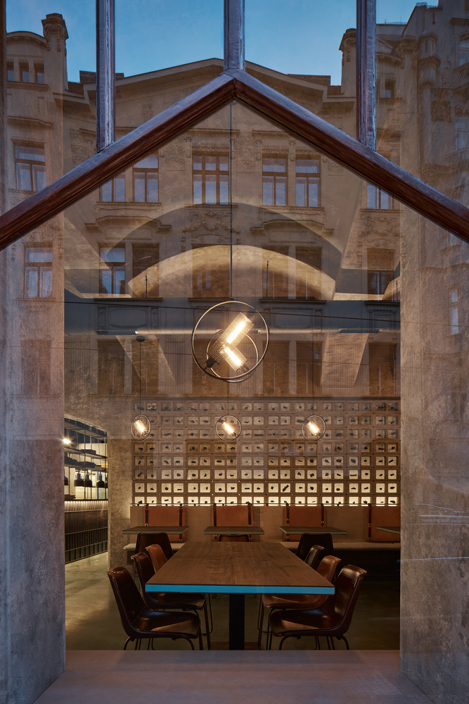 Formafatal assina restaurante industrial em prédio histórico de Praga