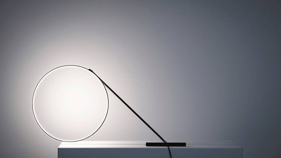 Poise é uma lâmpada giratória interativa assinada por Robert Dabi