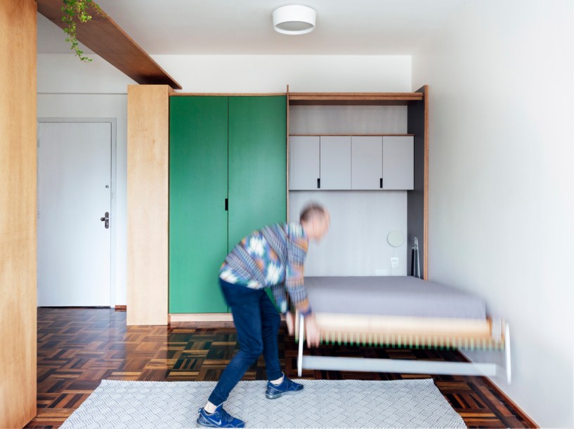 Apartamento na rua Andradas- OCRE Arquitetura. A famosa cama que sai do armário nunca sai de moda também. Prático e organizado. É ideal para ambientes com pouco espaço.