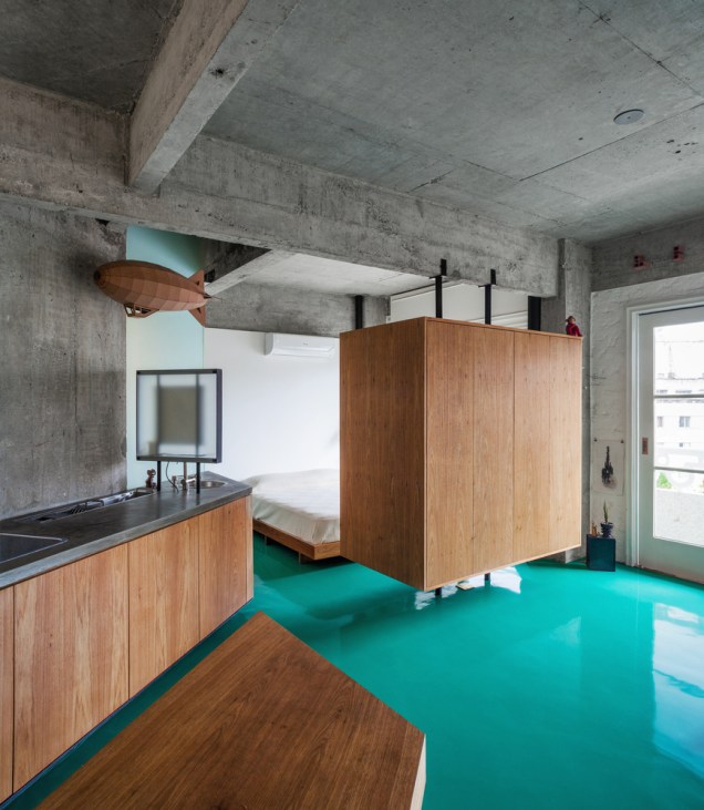Apartamento Viadutos- Vão Arquitetura. O armário de madeira não só separa em dois ambientes, mas também cumpre sua função original.