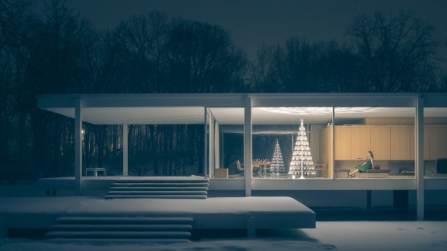 Árvore da Modern Christmas Tree fotografada na <span>Farnsworth House, de Mies van der Rohe</span>