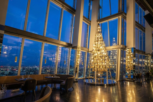 A árvore dourada do restaurante Aqua Shard tira proveito das grandes janelas e pé-direito duplo