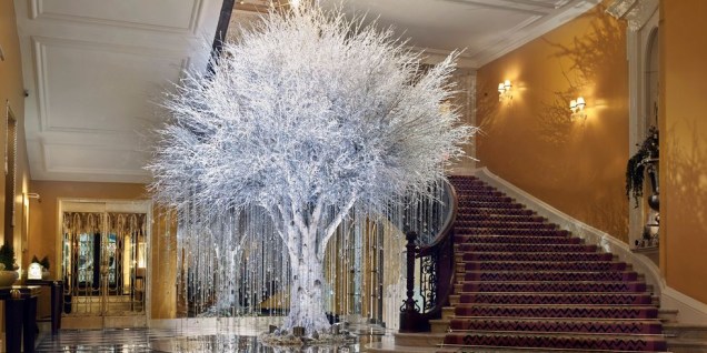 A árvore pouco convencional do hotel Claridge chama atenção pela luxuosidade