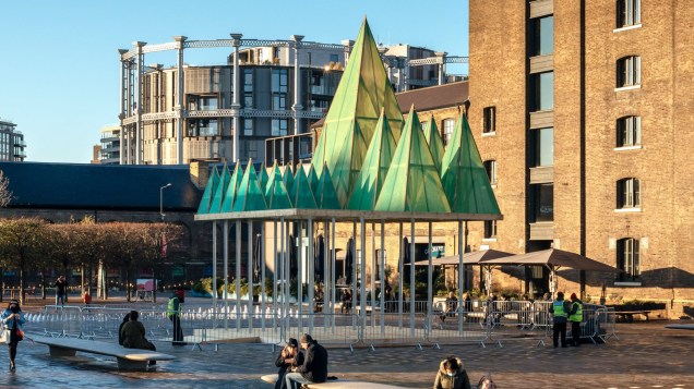 Em Londres, o Sam Jacob Studio uniu o Natal com a arquitetura em sua árvore estrutura