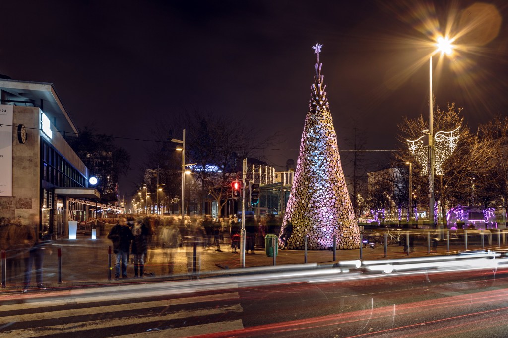 Árvore de Natal de madeira em Budapeste