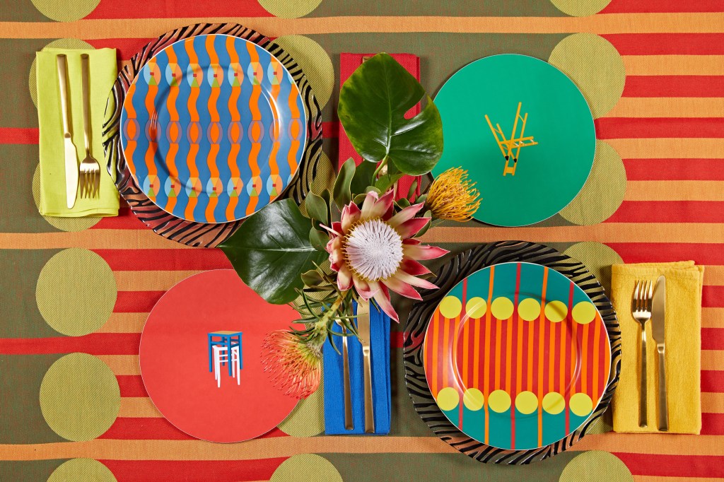 Imagem com quatro pratos coloridos sobre toalha da linha