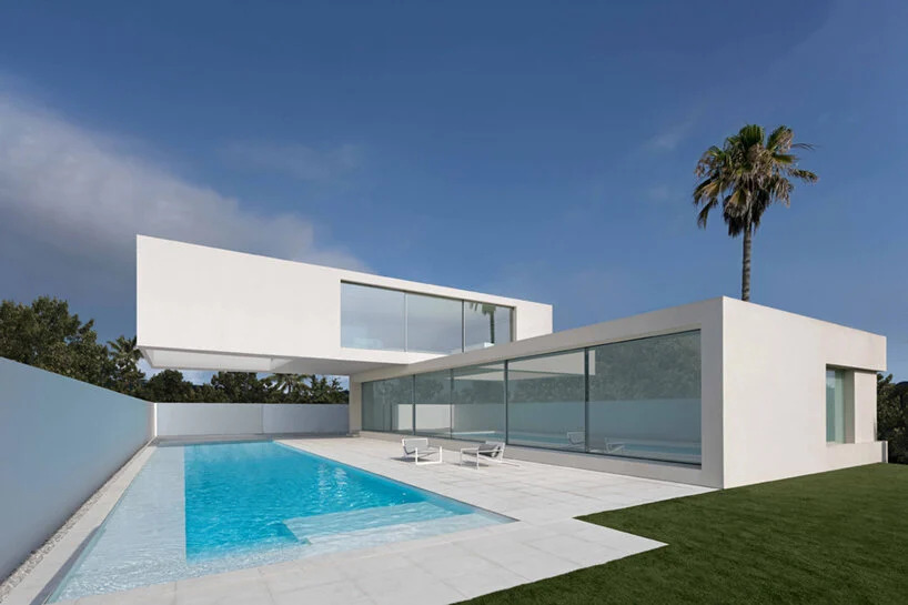 Fran Silvestre Arquitetos continua sua linguagem de design minimalista em branco monocromático com sua recém-realizada "Casa de Areia".