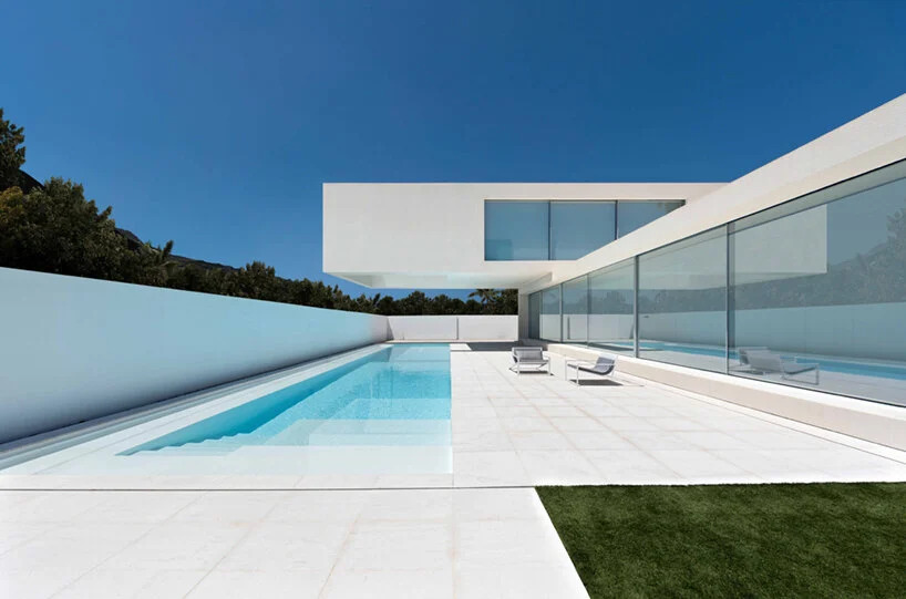 Fran Silvestre Arquitetos continua sua linguagem de design minimalista em branco monocromático com sua recém-realizada 