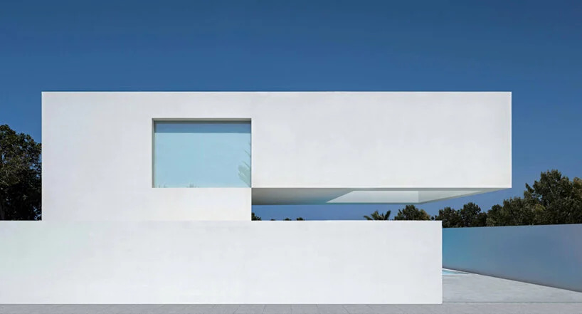 Fran Silvestre Arquitetos continua sua linguagem de design minimalista em branco monocromático com sua recém-realizada 