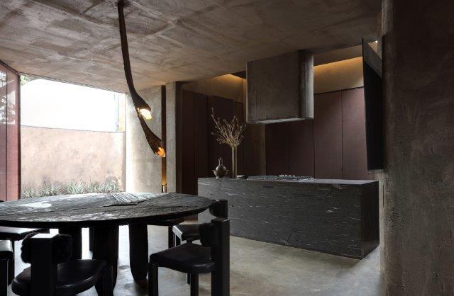 Casa Conectada LG de Gustavo Neves apareceu no CASACOR Sao Paulo 2019. Trata-se de uma cozinha com ilha em tons de cinza grafite