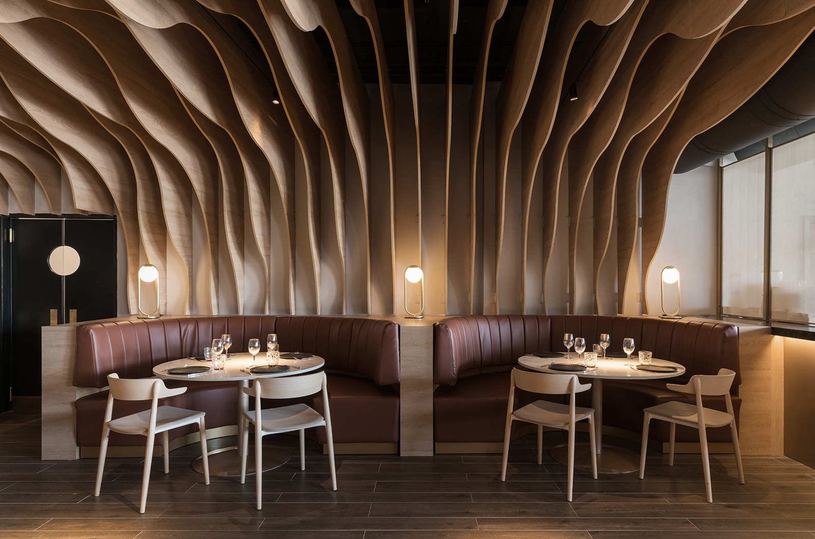 Restaurante espanhol possui arquitetura inspirada em dragão de 100 cabeças