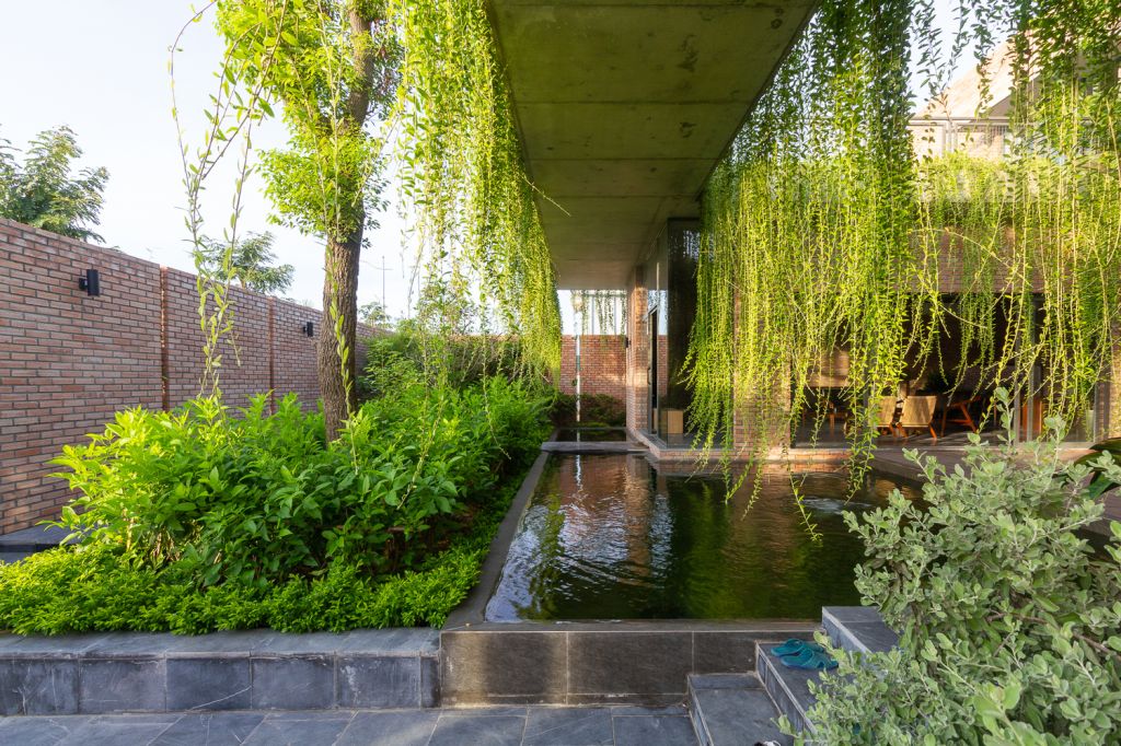 Casa da Cortina Verde; paisagismo; Vietnã; natureza; jardim vertical; jardim suspenso; tijolos