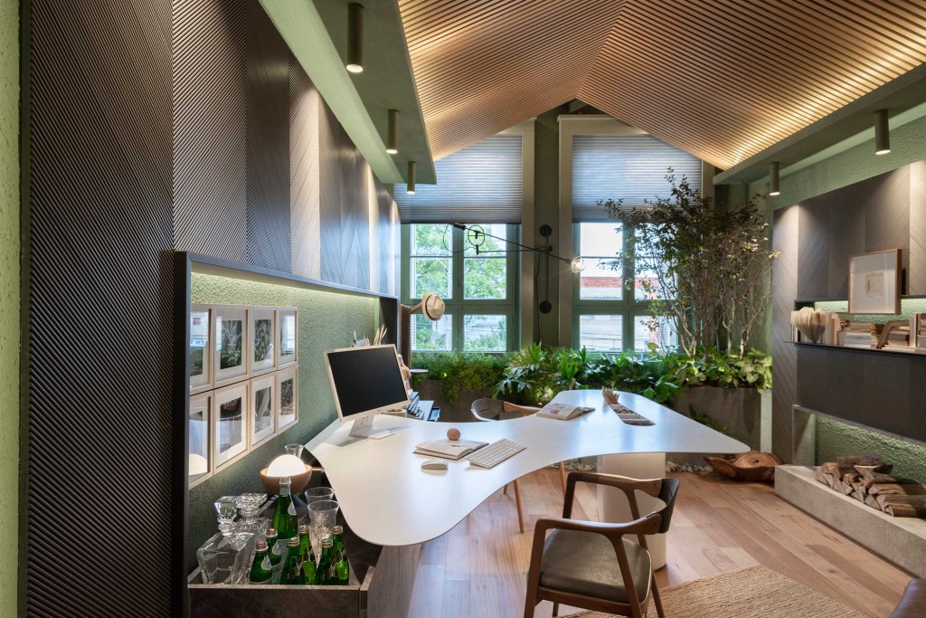 Home office do casal; casacor 2019 urban jungle jardim vertical